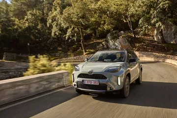 Visión dinámica del Toyota Yaris Cross, mostrando su elegante diseño SUV en movimiento.