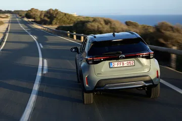 Vista trasera del Toyota Yaris Cross 2024, mostrando su diseño ágil y moderno.