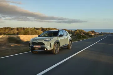 El Toyota Yaris Cross 4x4 destaca por su diseño robusto y eficiente.