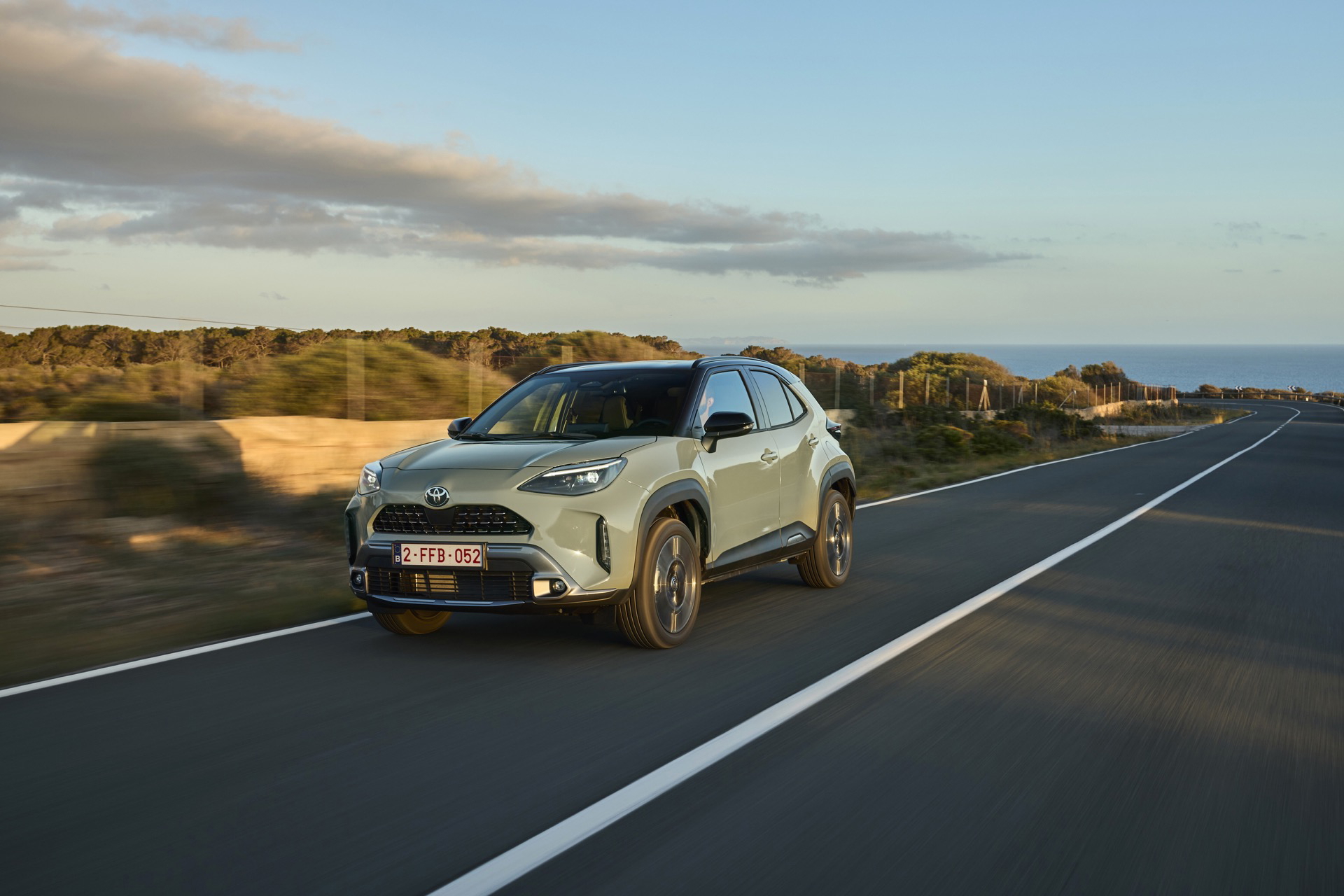 El Toyota Yaris Cross 4x4 destaca por su diseño robusto y eficiente.