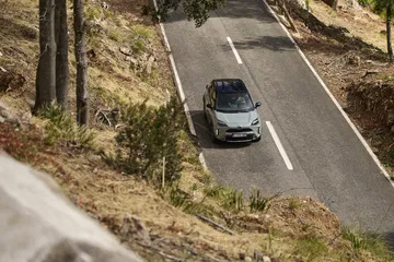 El Toyota Yaris Cross 2024 combina diseño moderno con funcionalidad, ideal para la ciudad y aventuras.