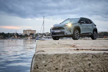 El Toyota Yaris Cross 2024 presenta un diseño actualizado y atractivo, ideal para la ciudad.
