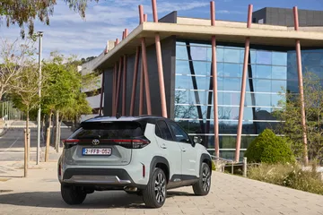 Vista trasera y lateral del Toyota Yaris Cross 4x4, destacando su diseño moderno.