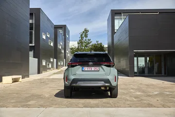 Vista trasera del Toyota Yaris Cross 2024, destacado diseño compacto y moderno.