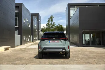 Vista trasera del Toyota Yaris Cross 2024, resaltando su diseño moderno y aerodinámico.