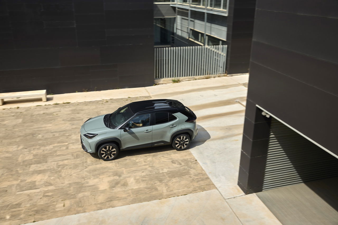 Vista lateral del Toyota Yaris Cross 2024, un SUV compacto ideal para la ciudad.