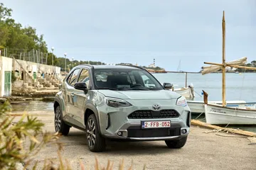 El Toyota Yaris Cross 2024 destaca por su diseño robusto y compacto, ideal para la ciudad y aventura.