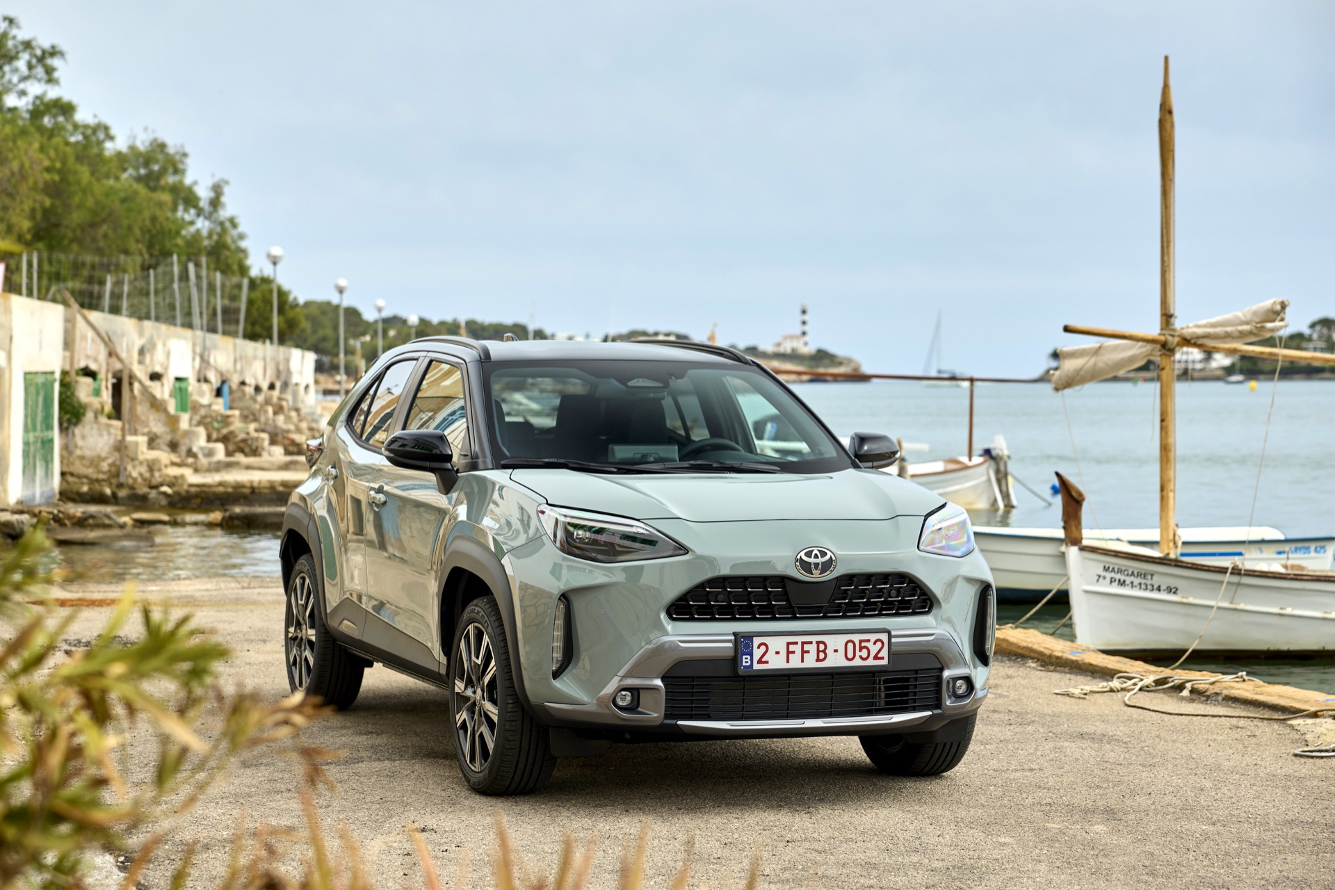 El Toyota Yaris Cross 2024 destaca por su diseño robusto y compacto, ideal para la ciudad y aventura.