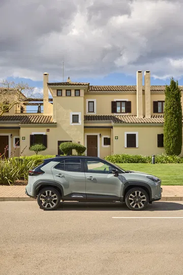 El Toyota Yaris Cross 2024 combina un diseño moderno y aerodinámico con un eficiente sistema híbrido.