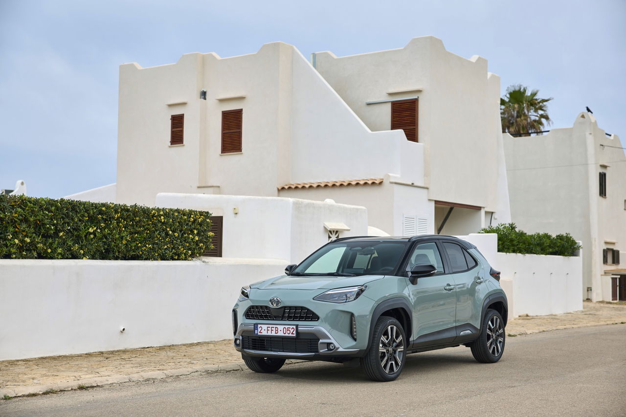 El Toyota Yaris Cross 4x4 se presenta con un diseño moderno y funcional, ideal para el uso urbano y aventuras. 