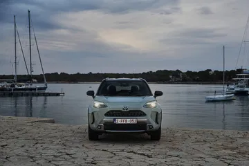 El Toyota Yaris Cross 2024 destaca con su diseño moderno y robusto, ideal para la ciudad y aventuras.