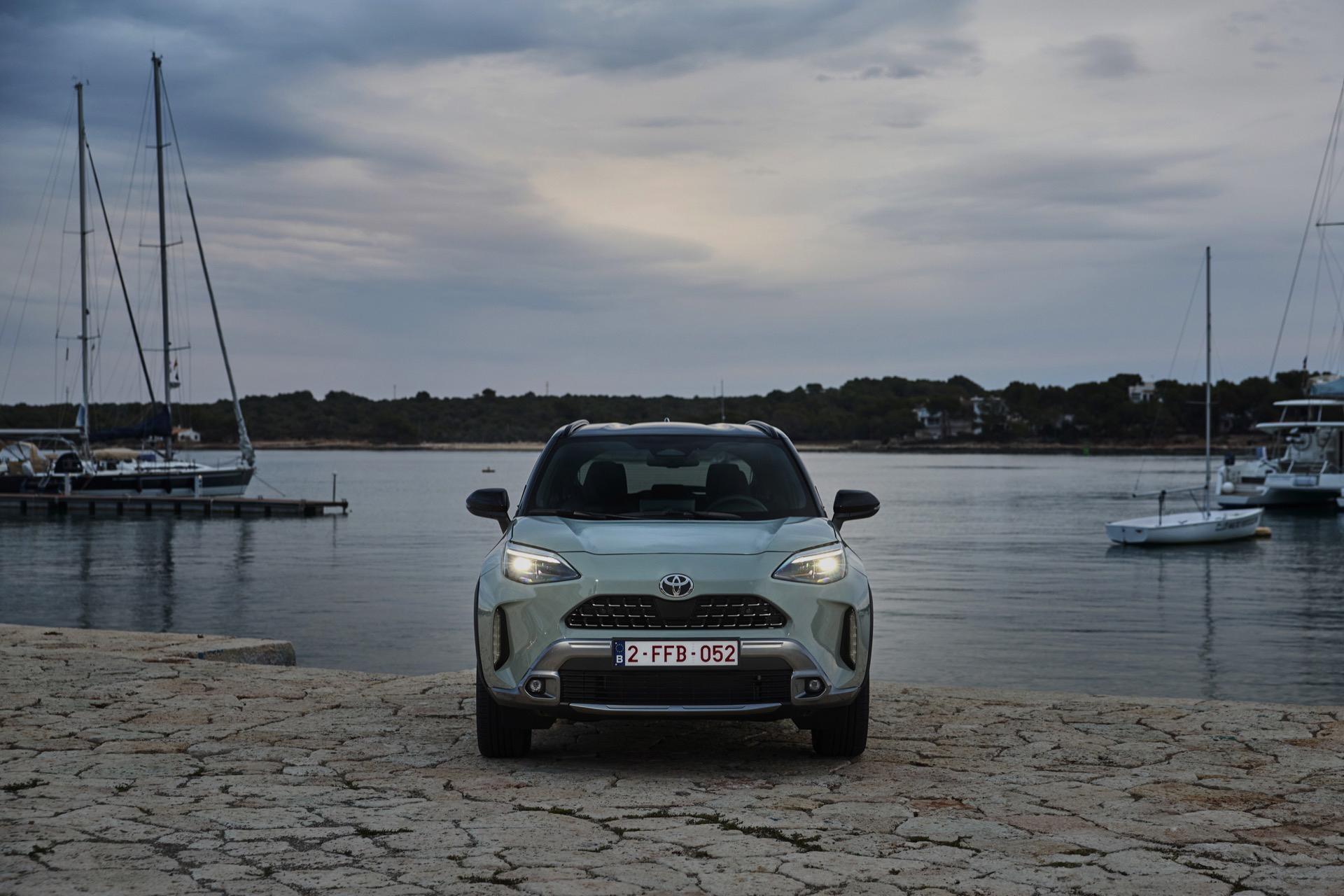 El Toyota Yaris Cross 2024 destaca con su diseño moderno y robusto, ideal para la ciudad y aventuras.