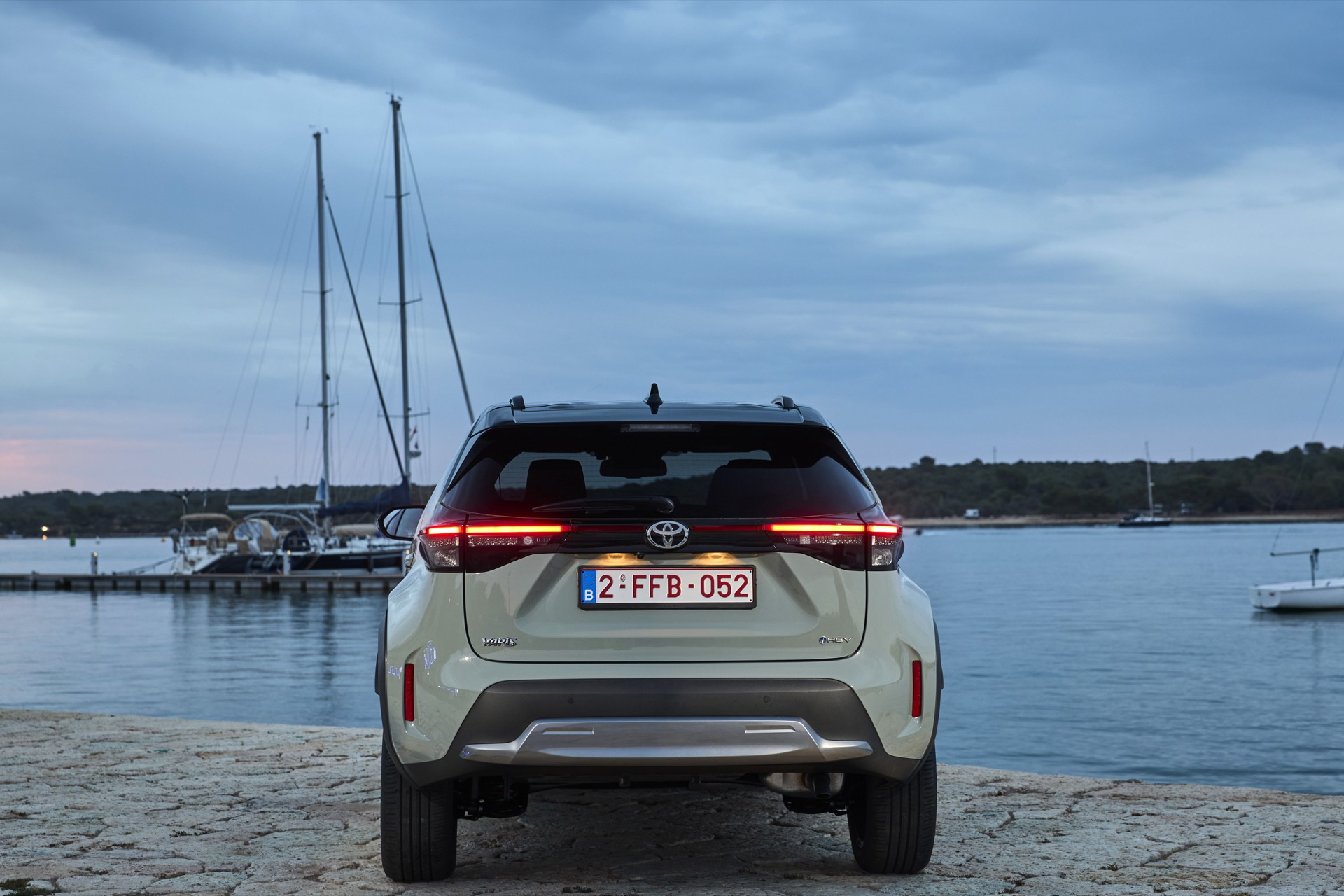 Vista del Toyota Yaris Cross 2024, destacando su diseño robusto y elegante.