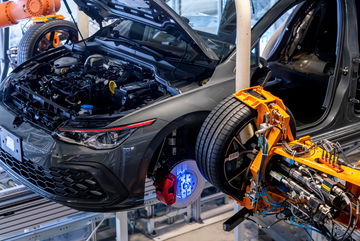 Volkswagen Golf GTI de octava generación en la línea de producción.
