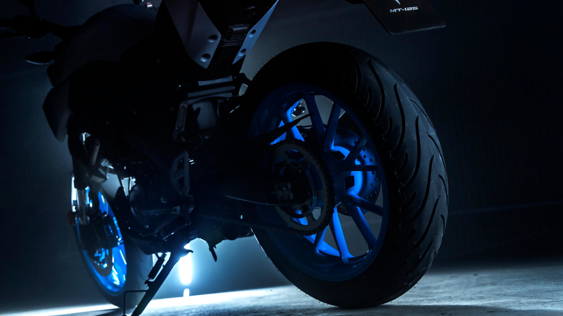 La Yamaha MT125 destaca por su diseño moderno y atractivo, ideal para quienes empiezan.