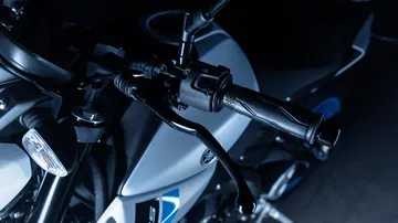 Vista del manillar y detalles del Yamaha MT125 2025, diseñada para una conducción ágil.