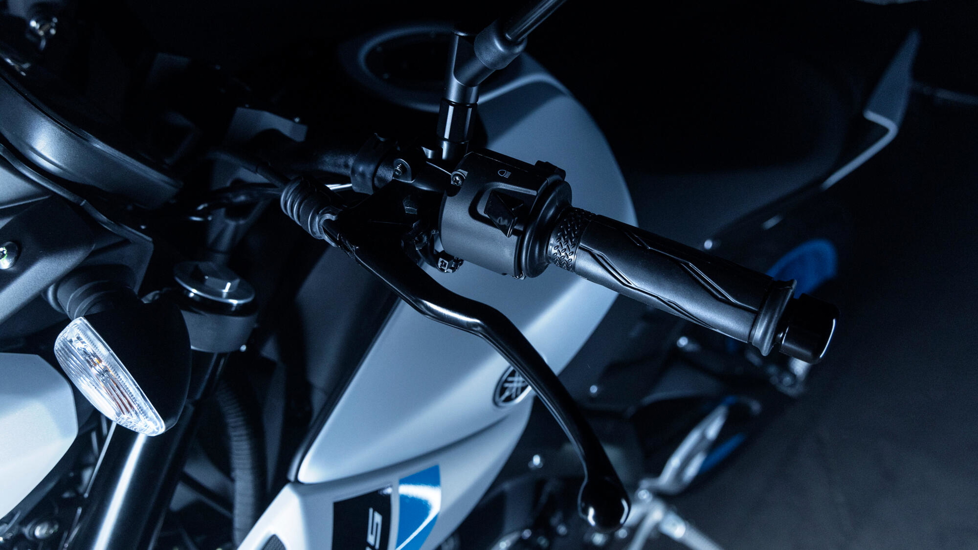 Vista del manillar y detalles del Yamaha MT125 2025, diseñada para una conducción ágil.
