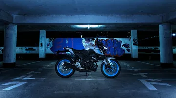 Yamaha MT-125 en un entorno urbano, ideal para el aprendizaje