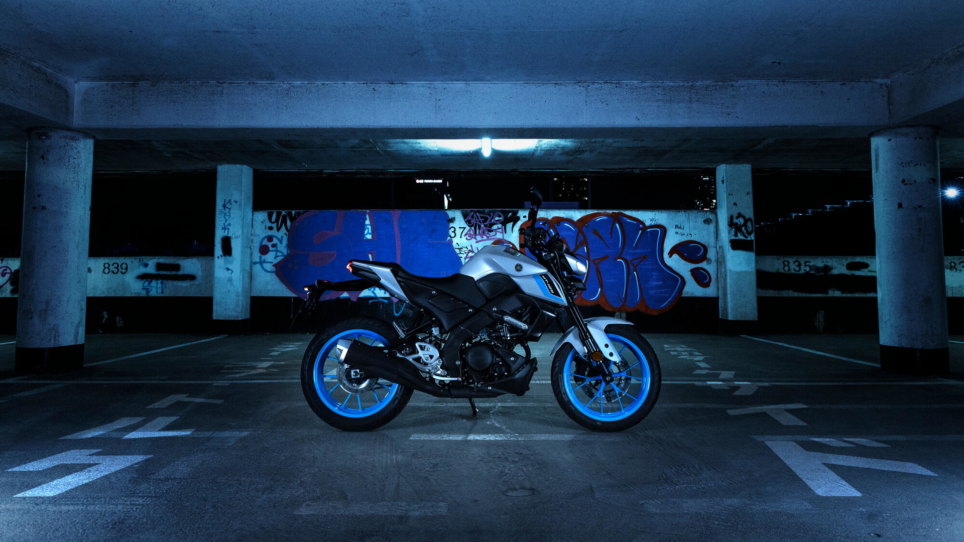 Yamaha MT-125 en un entorno urbano, ideal para el aprendizaje
