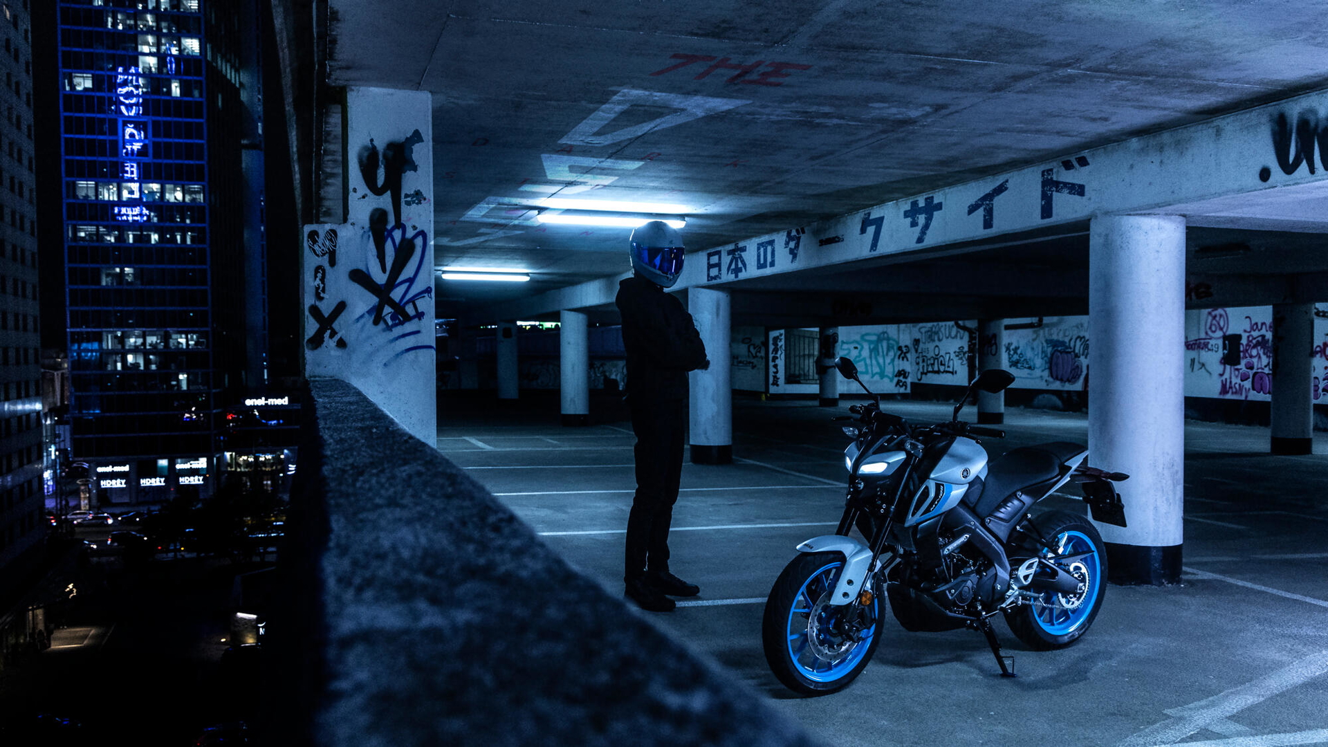 Yamaha MT125 en un entorno urbano, ideal para la ciudad.