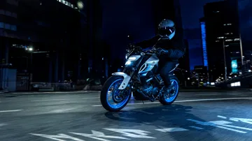 Yamaha MT125 2025 en un entorno urbano nocturno