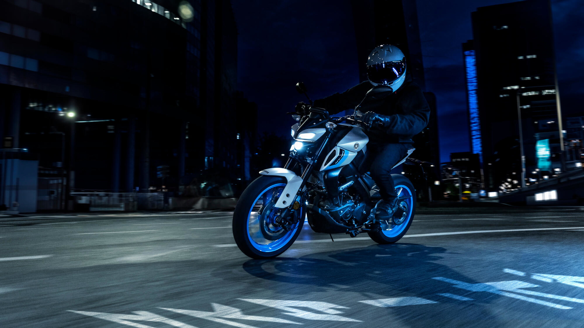 Yamaha MT125 2025 en un entorno urbano nocturno