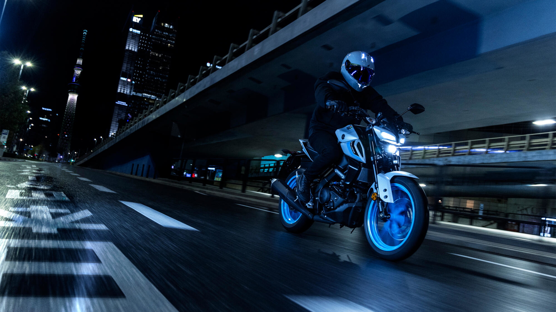 Yamaha MT-125 en acción nocturna, perfecta para la ciudad.