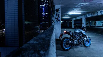 Vista lateral de la Yamaha MT125 2025, ideal para principiantes en la moto escuela.