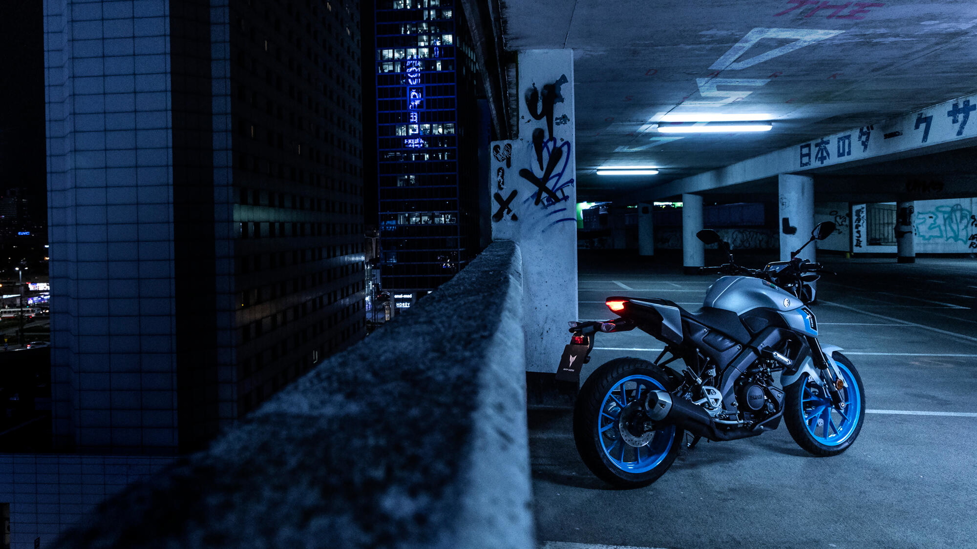 Vista lateral de la Yamaha MT125 2025, ideal para principiantes en la moto escuela.