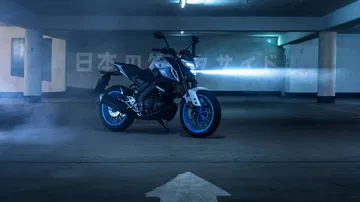 La Yamaha MT125 2025 destaca en un ambiente urbano, perfecta para la escuela de motos.