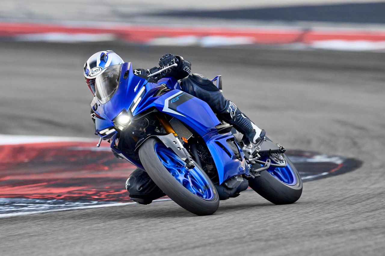 Rendimiento y agilidad excepcionales de la Yamaha R3 en la pista.