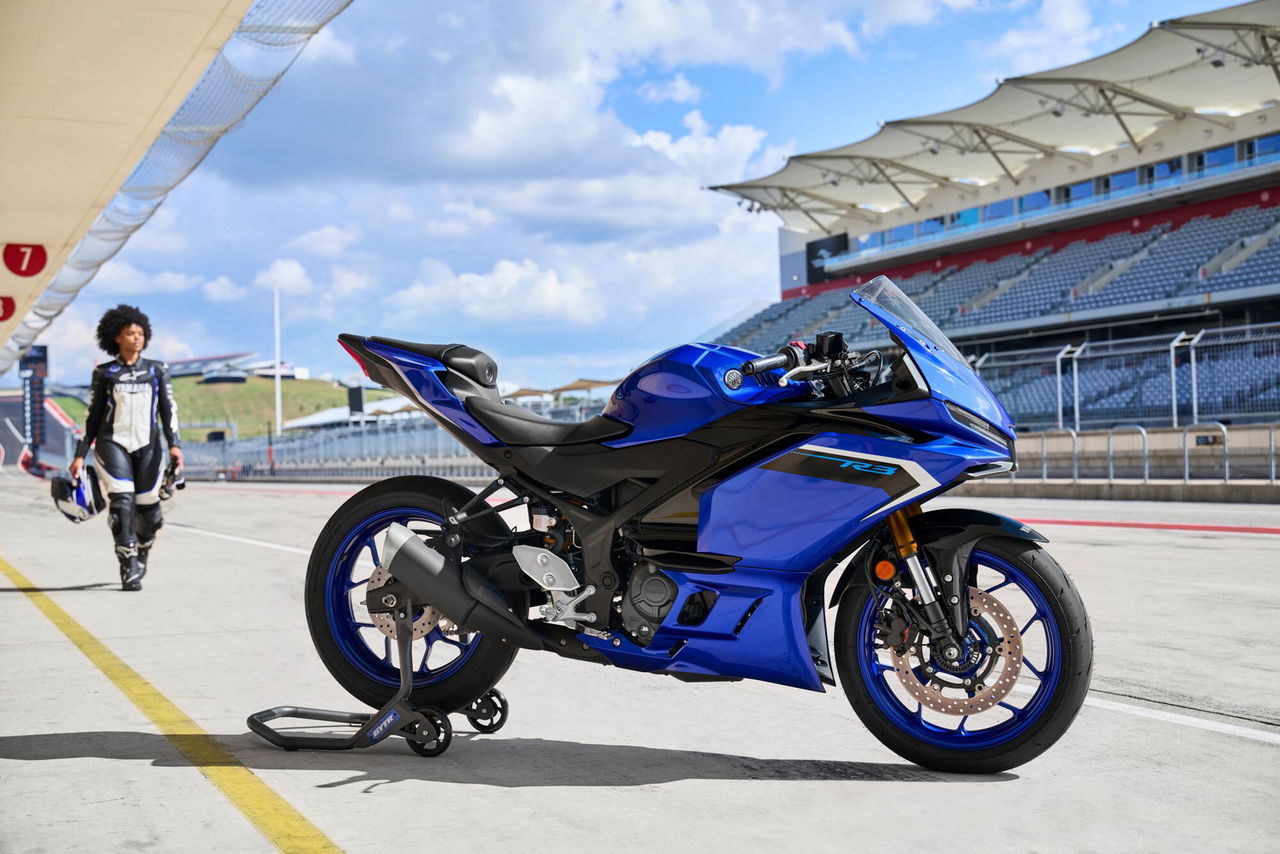 La Yamaha R3 2025 muestra su diseño deportivo y agresivo, lista para la pista.