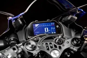 Pantalla digital de la Yamaha R3, muestra información clara y precisa para el piloto. Pantalla digital de la Yamaha R3, muestra información clara y precisa para el piloto.