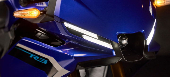 La Yamaha R3 2025 se presenta con un diseño agresivo y moderno, lista para ofrecer gran rendimiento.