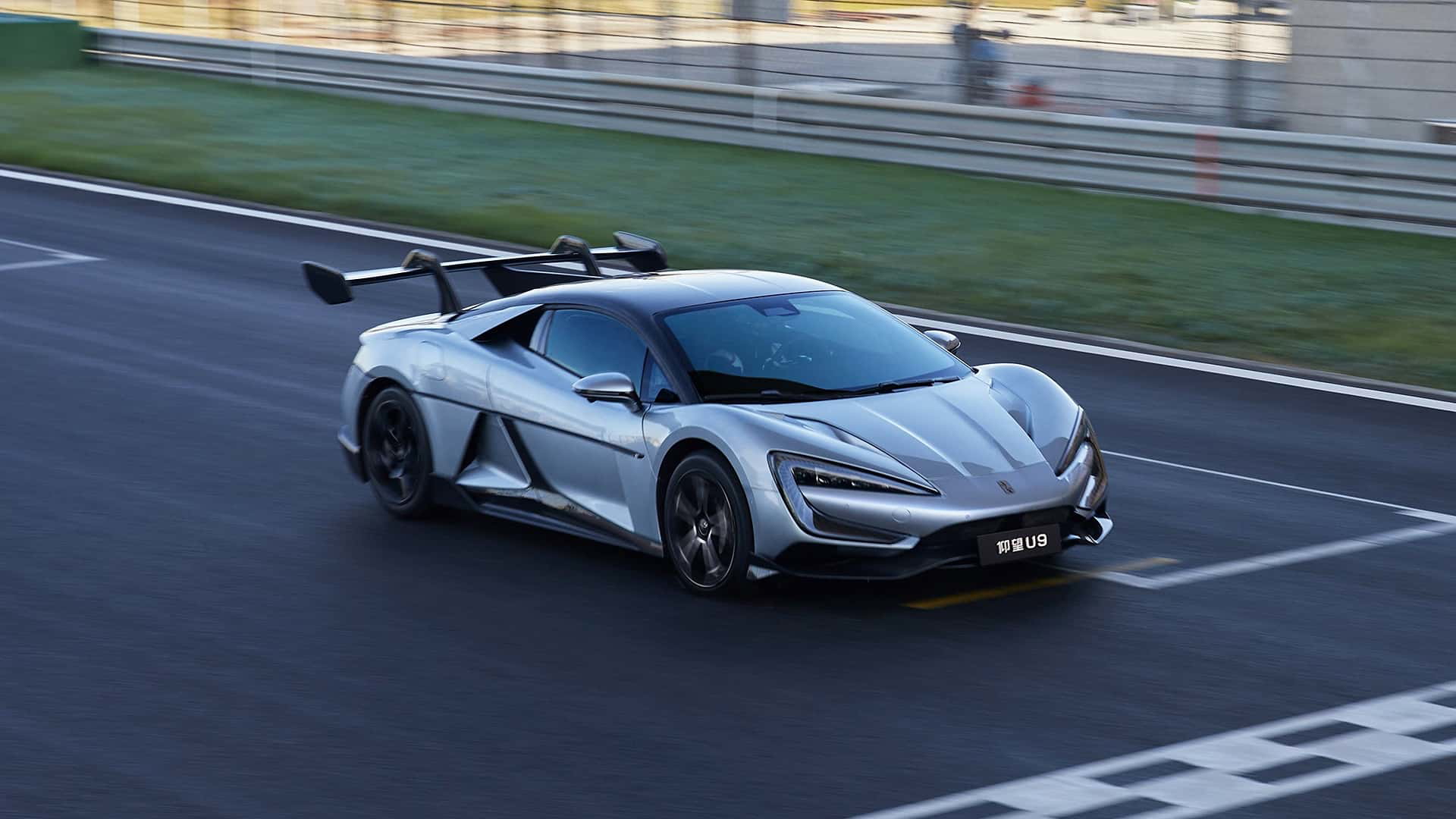 Primera imagen del coche híbrido más radical de BYD, un deportivo con tamaño de Porsche 911.