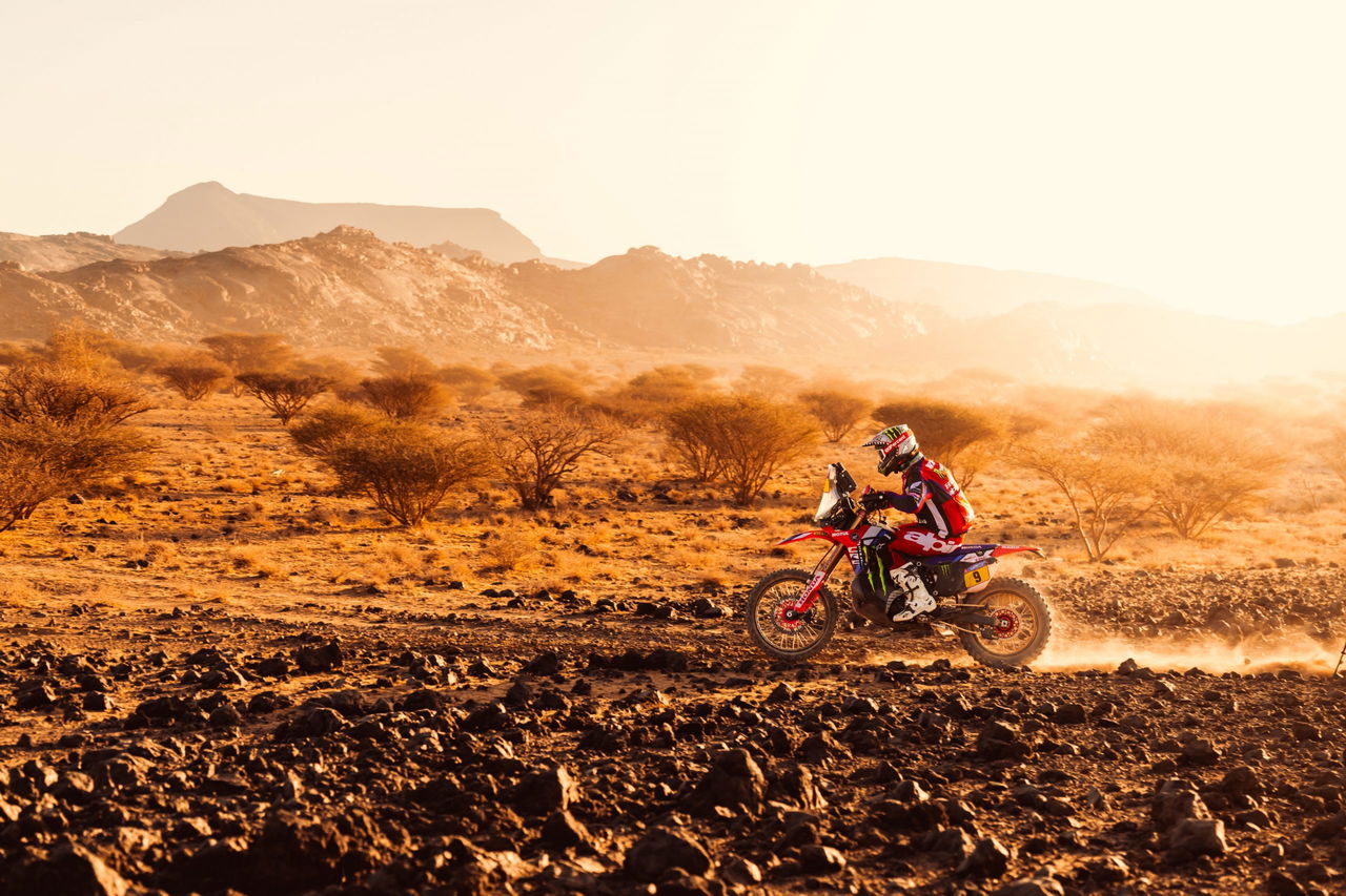 Ricky Brabec compitiendo en una etapa del Dakar 2025, mostrando su destreza en terrenos difíciles.