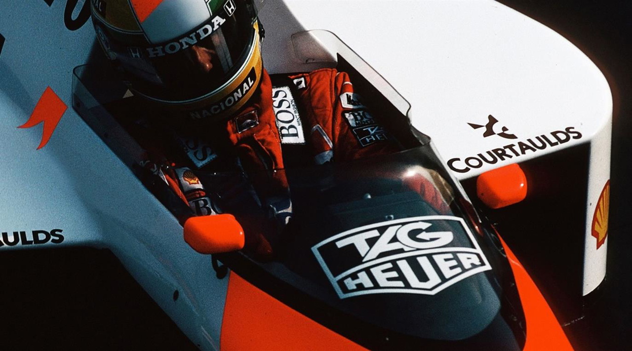Ayrton Senna a bordo de su McLaren, mostrando la precisión en su cockpit.