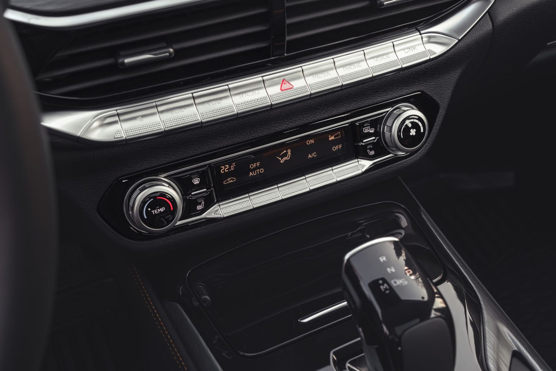 Bestune-T7712 Vista del panel de control con climatización y transmisión automática del Bestune T77.