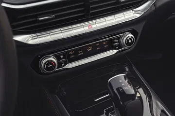 Vista del panel de control con climatización y transmisión automática del Bestune T77.
