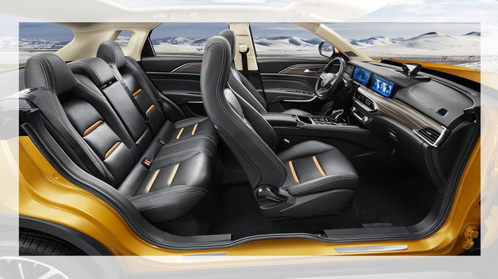 Interior del SUV compacto con asientos cómodos y diseño moderno. Interior del SUV compacto con asientos cómodos y diseño moderno.