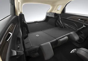 El maletero ofrece un amplio espacio, ideal para viajes familiares. El maletero ofrece un amplio espacio, ideal para viajes familiares.