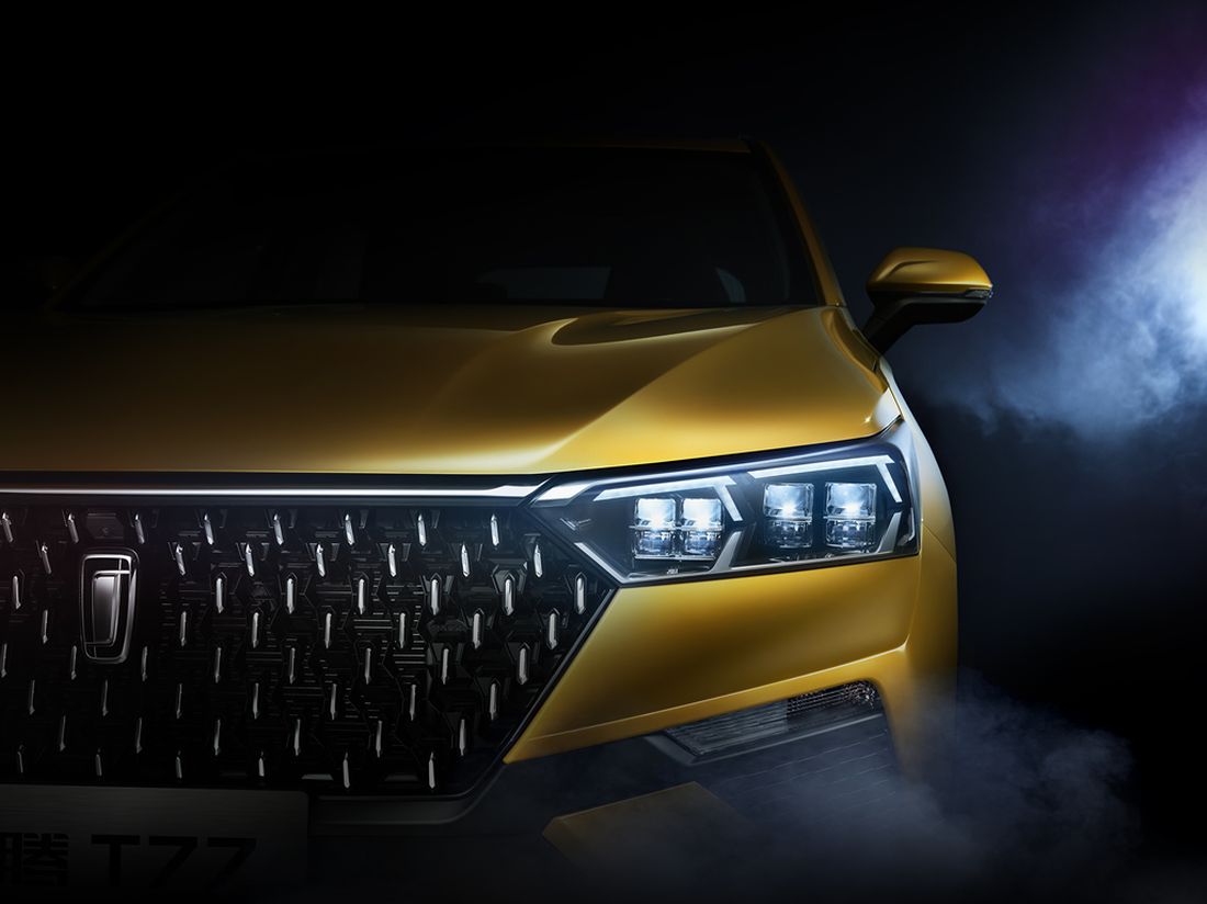 Frontal del Bestune T77, resaltando sus faros y parrilla distintiva.