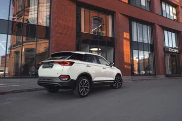 Vista lateral y trasera del SUV Bestune T777, destacando su diseño moderno.