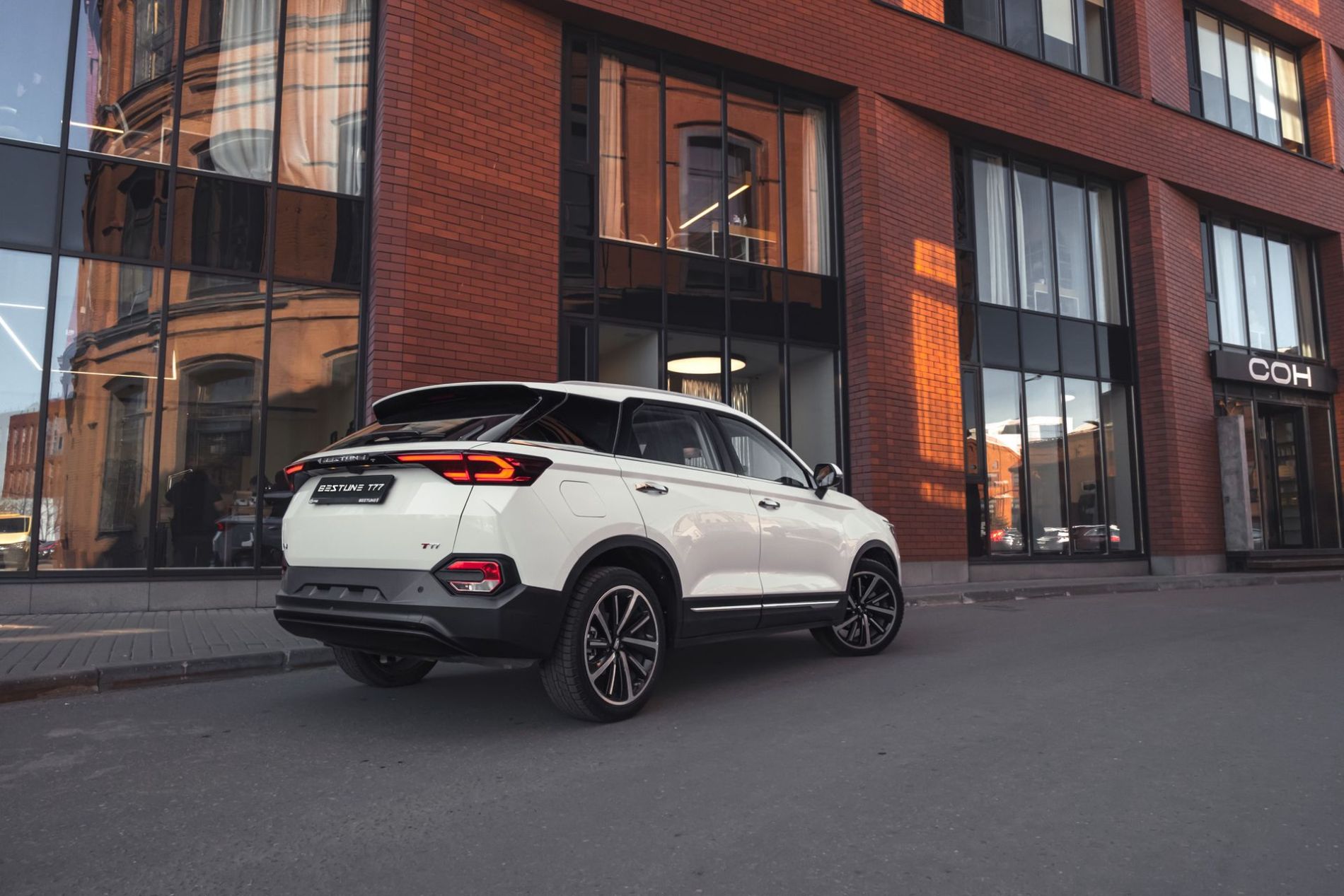 Vista lateral y trasera del SUV Bestune T777, destacando su diseño moderno.