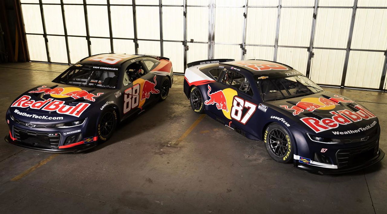 Los coches de Red Bull y Trackhouse Racing destacan en la pista.