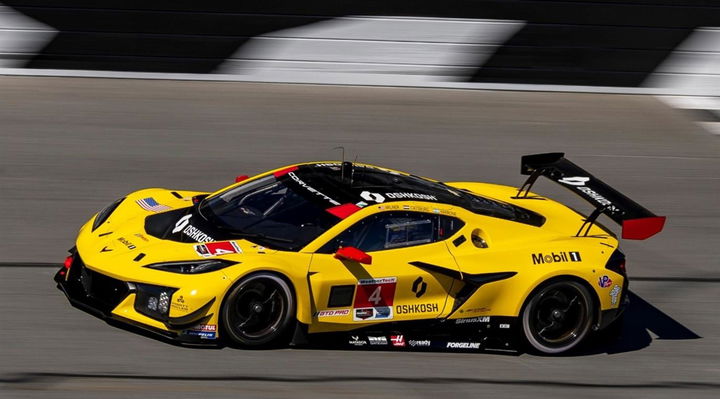 El Corvette Z06 GT3.R en acción, mostrando su aerodinámica y diseño agresivo.