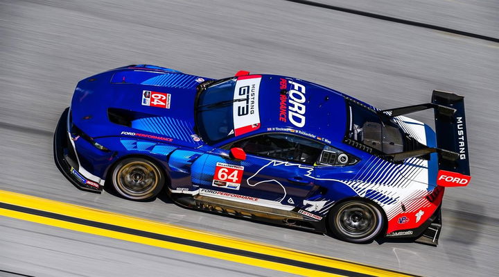 Espectacular Mustang GT3 con una estética agresiva lista para competir.