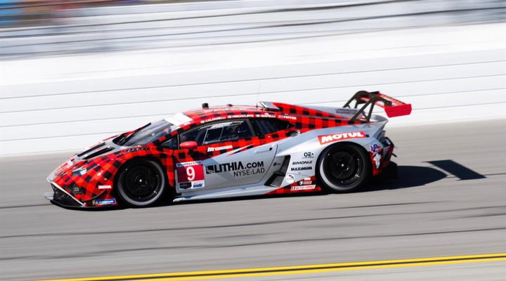 Lamborghini Huracán GT3 de Pfaff Motorsports en acción en la pista.
