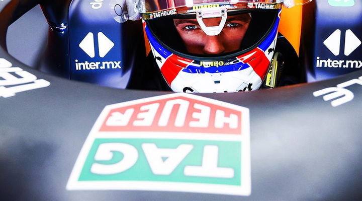 El cockpit del Red Bull de Max Verstappen, detalle de la instrumentación y logotipos.