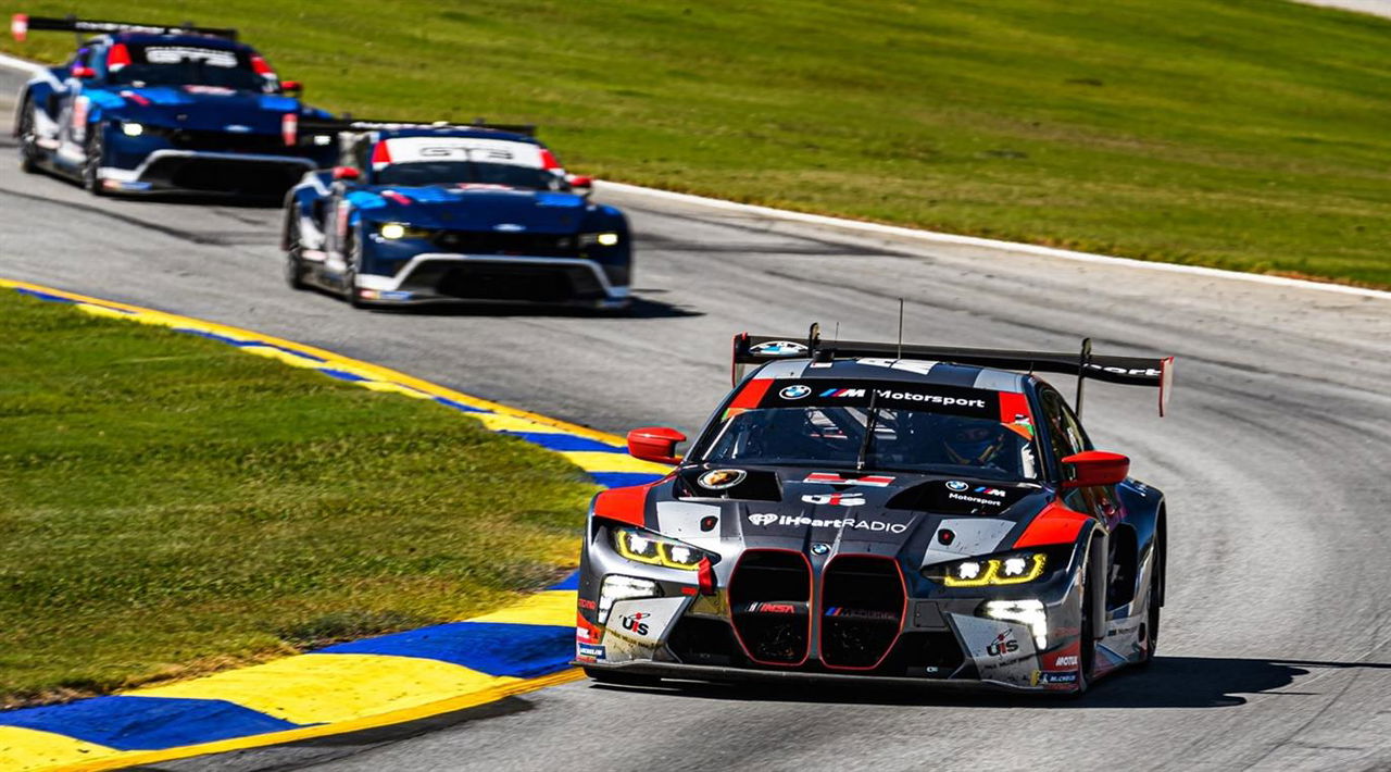 El BMW M4 GT3 en acción durante el Campeonato IMSA, mostrando su impresionante rendimiento en pista.
